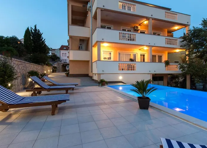 Comfort With Balcony And Pool Apartman