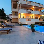 Comfort With Balcony And Pool Διαμέρισμα
